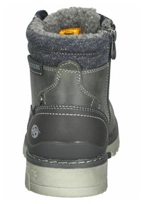 Botín de cuero gris con parte superior de tela, forro suave y cremallera. Presenta costuras en contraste y suela de goma texturizada.