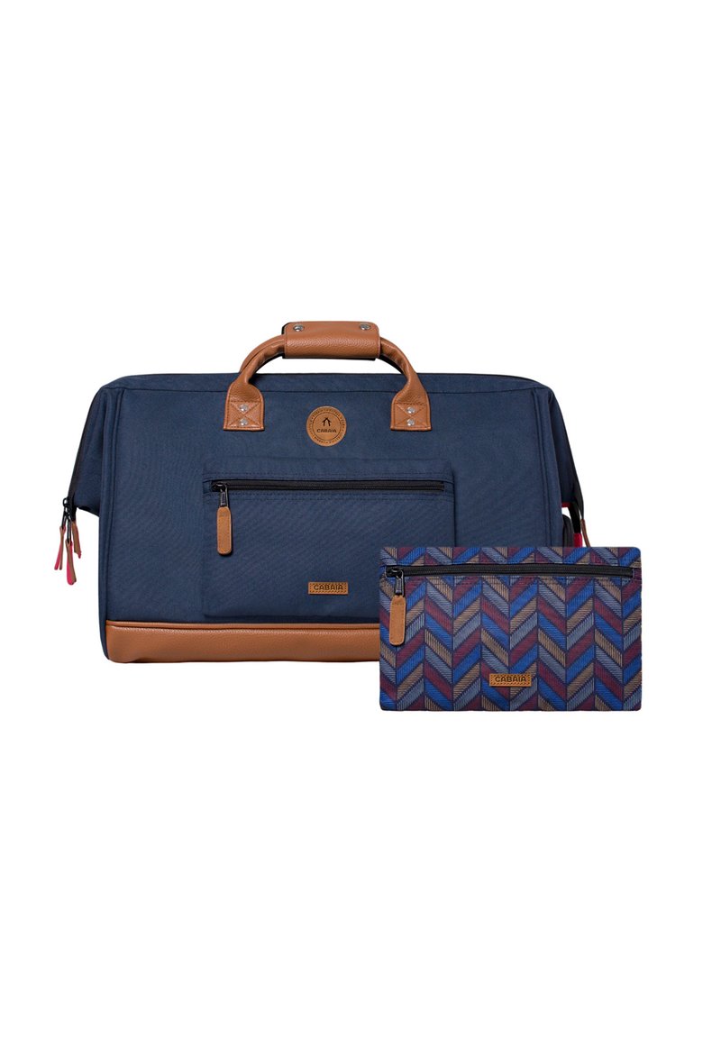 Marinefarbene Duffeltasche mit braunen Lederelementen, einer vorderen Reißverschlusstasche und einem abnehmbaren gepunkteten Beutel mit Chevron-Design in Blau- und Rottönen.