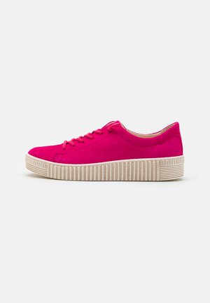 Rosa Wildledersneaker mit runder Zehenform, flachen Schnürsenkeln und einer strukturierten, beigen Plateausohle mit vertikalen Streifen.