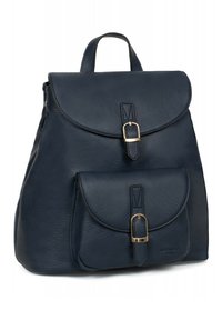 Granatowy skórzany plecak z zaokrągloną klapą, złotymi akcentami metalowymi i przednią kieszenią. Teksturowany materiał o gładkim wykończeniu oraz regulowane szelki.