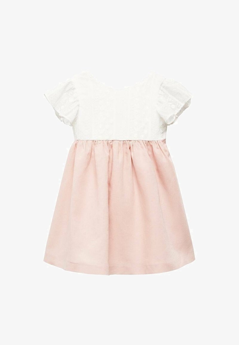 Corsage blanc avec une texture florale délicate et des manches courtes bouffantes, assorti à une jupe froncée rose clair pour enfant.