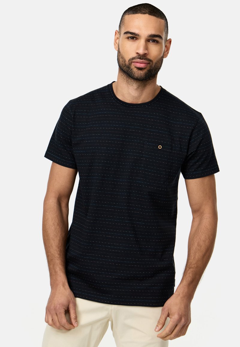 Marineblaues T-Shirt mit kurzen Ärmeln aus Baumwolle, mit dezenten weißen und farbigen horizontalen Streifen, ausgestattet mit einer kleinen Brusttasche und Rundhalsausschnitt.