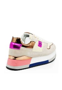 Calzature con dettagli in suede e metallici; tomaia beige, suola rosa e blu, e dettagli in oro rosa lucido con patch del logo.
