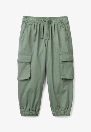 Grüne Cargo-Hosen mit einem elastischen Bund, Kordelzug, zwei Seitentaschen und zwei Cargo-Taschen. Der Stoff wirkt glatt und leicht.