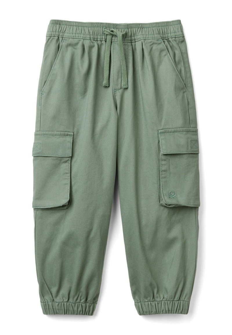 Groene cargobroek met een elastische tailleband, trekkoord, twee zijzakken en twee cargozakken. De stof lijkt soepel en lichtgewicht.