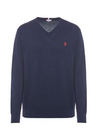 Maglione a V blu navy realizzato in materiale morbido. Presenta maniche lunghe e un piccolo logo rosso sul lato sinistro del petto. Texture liscia, design casual.