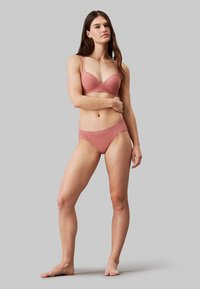 Calvin Klein Underwear COMFORT - Modrček za pod majico - red grape