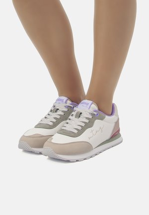 Zapatillas en blanco, gris y púrpura pastel con un acabado de ante texturizado. Presentan una suela suave, cordones y un logo en el lateral.
