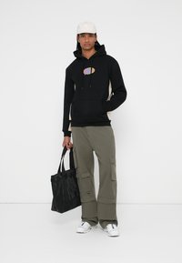 Rivvia Projects GLOBAL DISCOVERY HOOD - Hoodie - black/bone