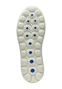 Semelle de chaussure blanche avec des motifs de grip circulaires et des accents bleus, présentant de multiples perforations pour la respirabilité et une finition texturée.