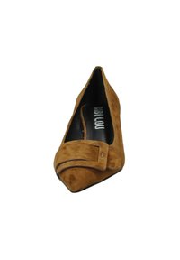 Décolleté in camoscio marrone con punta affusolata, texture liscia e dettaglio decorativo a forma di fibbia sulla parte anteriore. Fodera interna nera.