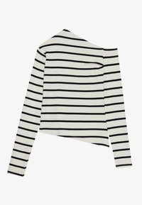 Stripete langermet topp med av-shoulder design, laget av lett stoff. Farger: krem med svarte horisontale striper.