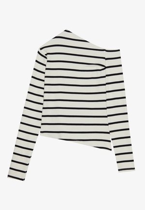Randig långärmad topp med avskuren axel-design, tillverkad av lättviktigt material. Färger: crème med svarta horisontella ränder.