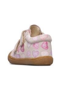 Scarpa beige in suede per bambini con motivi a cuori rosa e viola e parole motivazionali, dotata di suola in gomma marrone e chiusure in Velcro.