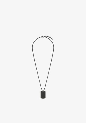 Schwarze Metallkette mit einem länglichen rechteckigen Anhänger mit strukturierter Oberfläche. Die Kette ist dünn und hat einen Verschluss.