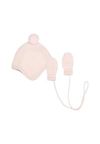 Cappello lavorato a maglia di colore rosa chiaro con un pompon sulla cima, dotato di orecchiette e guanti abbinati con polsini a coste, collegati da stringhe.