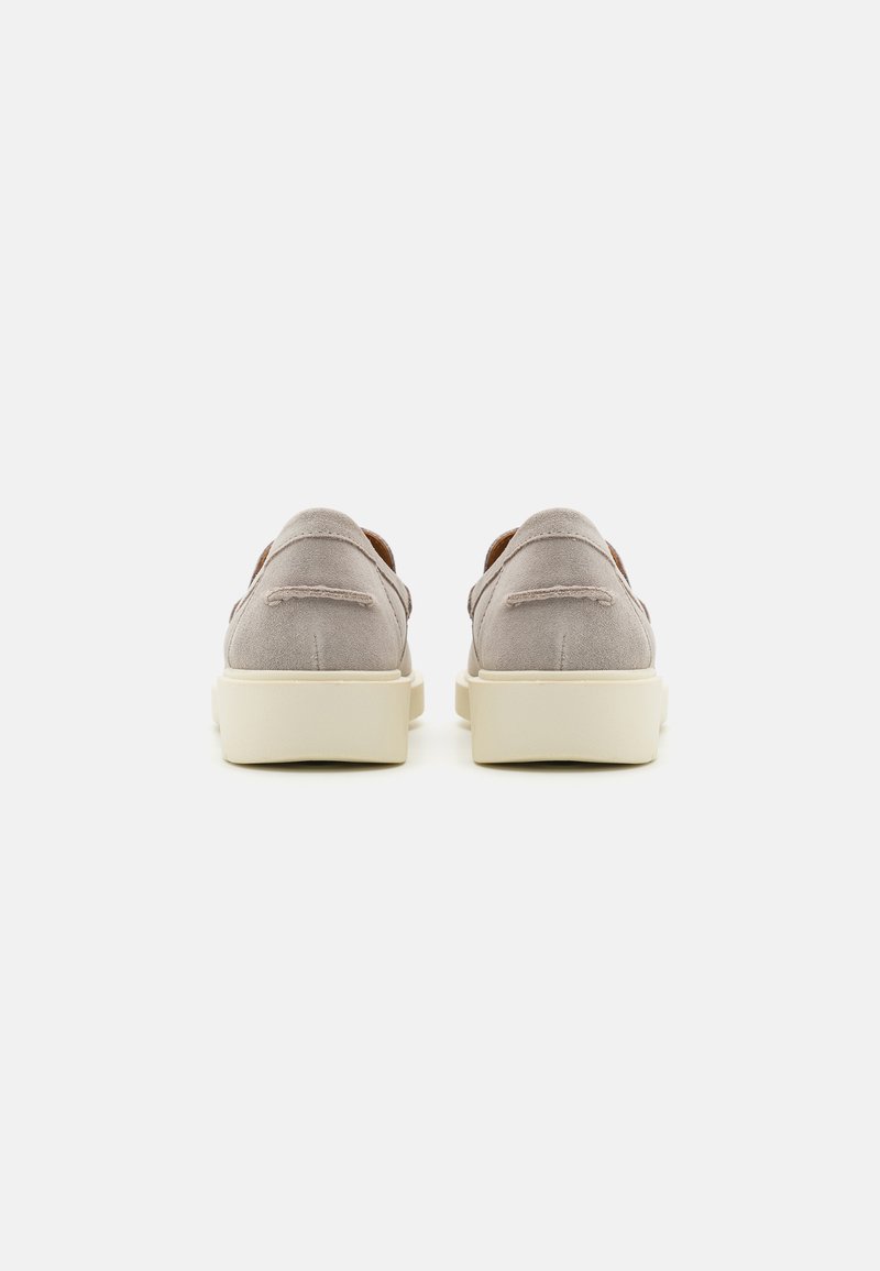 Zapatos sin cordones de ante gris con una textura suave y suela de goma beige sólida, que presentan un sencillo diseño de costura y un talón redondeado.