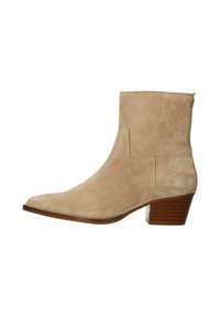 Stivaletto alla caviglia in suede beige con punta affilata e tacco in legno impilato, caratterizzato da cuciture minime e una superficie liscia.