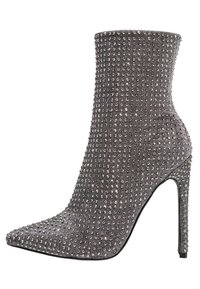 Bottine grise à bout pointu et talon haut, recouverte de clous métalliques, dotée d'une tige en tissu extensible et d'une silhouette élégante.