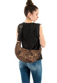 Borsa a tracolla con stampa leopardata, forma curva, tessuto morbido, dettagli in oro e tracolla regolabile nera.