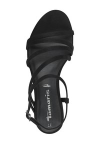 Crne sandale s trakama s mat površinom, koje imaju više uskih trakica i okrugli nožni prst. Uključena je podesiva anklet traka.