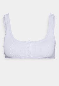 Top de bikini branco canelado com decote quadrado, alças largas e detalhe em botão na frente para um design adicional. Textura suave.