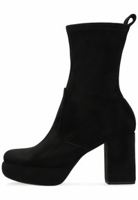 Botín de ante negro con punta redonda, suela de plataforma, tacón alto y grueso, y una lengüeta en la parte posterior.