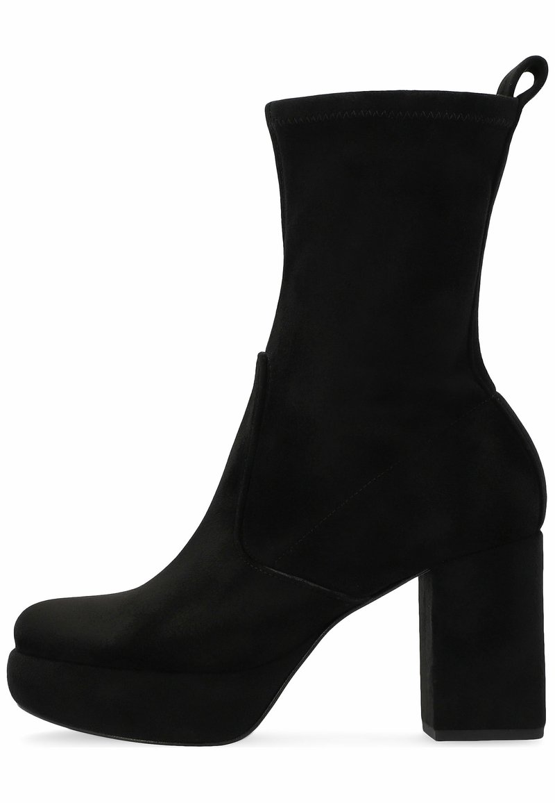 Botín de ante negro con punta redonda, suela de plataforma, tacón alto y grueso, y una lengüeta en la parte posterior.