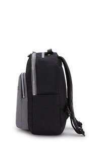 Schwarzer und grauer Rucksack aus Stoff mit strukturierter Oberfläche; verfügt über zwei seitliche Reißverschlüsse, verstellbare Träger und eine Fronttasche.