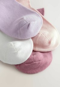 Quattro paia di calzini in colori pastello: lavanda, rosa chiaro, bianco e malva. Il materiale è morbido, con una texture a maglia classica e punte arrotondate.