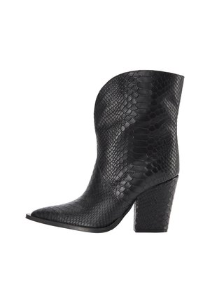 Schwarze ankle boots mit Schlangenprint, aus strukturiertem Leder; spitze Zehen und blockierter Absatz für Stabilität; glatte Oberfläche mit filigranen Details.