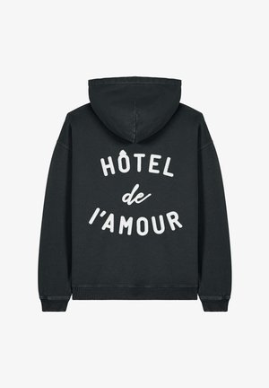 Črna kapuca iz bombaža, ki ima na hrbtni strani velik bel grafični napis "HÔTEL de l'AMOUR", klasično kapuco in rebraste manšete.