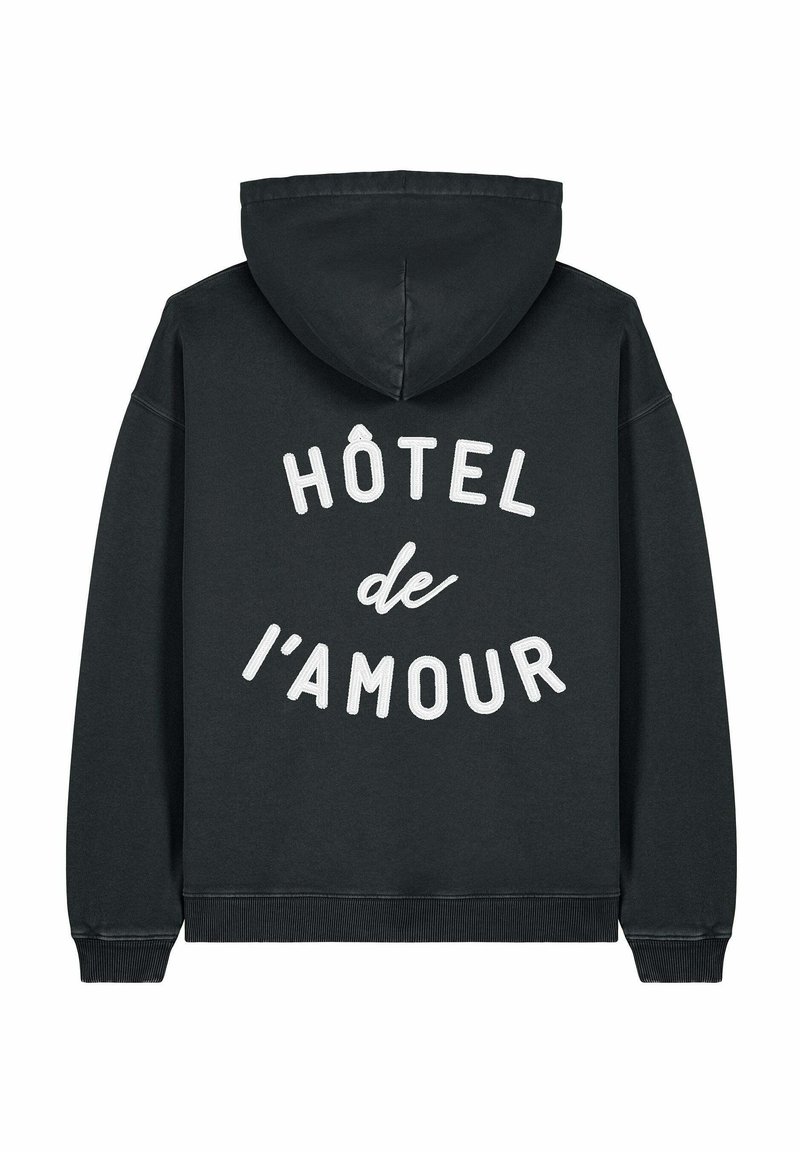 Černá mikina s kapucí vyrobená z bavlny, na zadní straně s velkým bílým grafickým textem "HÔTEL de l'AMOUR", s klasickou kapucí a žebrovanými manžetami.