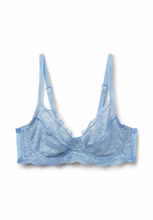 Soutien-gorge en dentelle bleu clair avec bretelles ajustables et armatures, présentant des motifs floraux et des bords festonnés sur fond blanc.