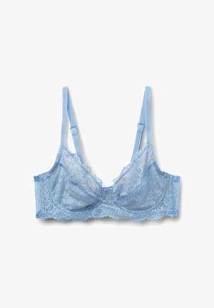 Sujeto de encaje azul claro con tirantes ajustables y copas con aro, con motivos florales y bordes festoneados sobre fondo blanco.