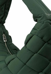 Doudoune vert foncé, présentant un design matelassé avec un rembourrage prononcé, une fermeture éclair argentée et une texture de tissu lisse.