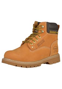 Botas de tobillo de ante marrón con acentos negros, herrajes de metal, cordones amarillos y una suela de goma rugosa y texturizada. Diseño repelente al agua.
