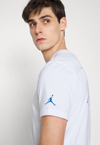 Jordan AIR CREW - T-shirt estampada - white/dark marina blue