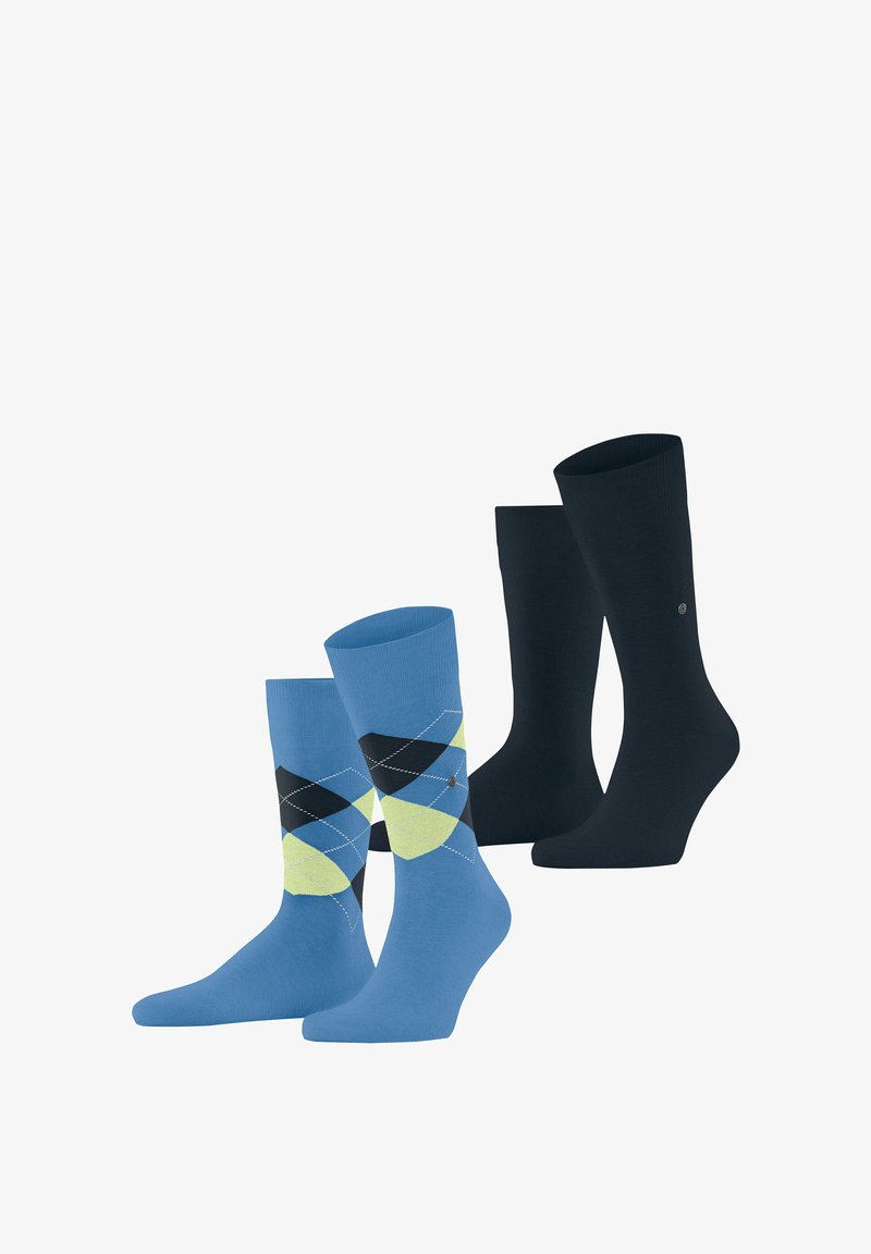 Zwei Paar Socken: ein hellblaues Paar mit einem Rautenmuster in Schwarz und Grün und ein einfarbiges schwarzes Paar. Beide sind in mittlerer Wadenlänge.