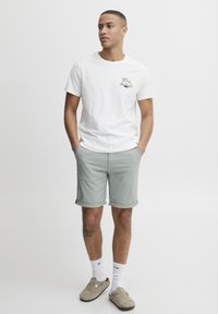 Blend BHSHORTS LINEN MIX SLIM/ REGULAR FIT - Kratke hlače - jadeite
