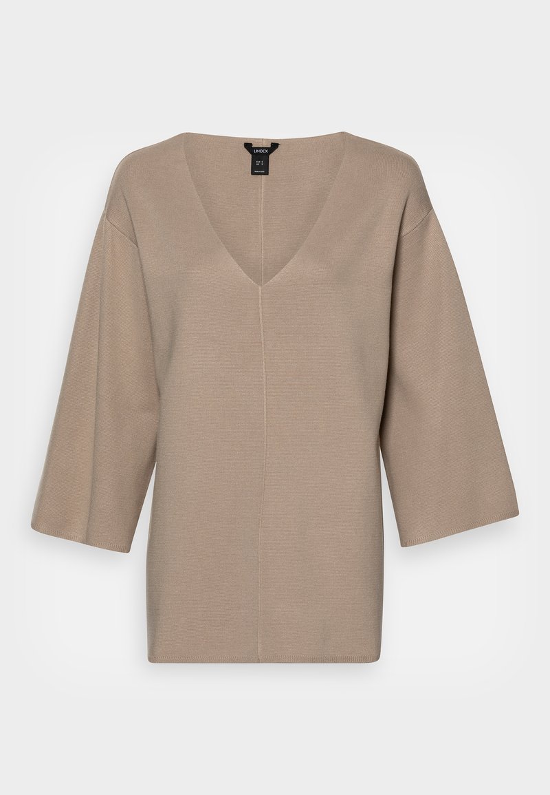 Pull tricoté beige à col en V avec des manches larges aux trois quarts et une couture verticale au centre avant.