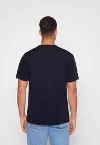 Jack & Jones JJWARRIOR TEE CREW NECK 3 PACK - Triko s potiskem - navy blazer/white/mountain view