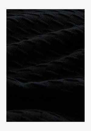 Zwarte stof met een gestructureerd, diagonaal ribbelpatroon dat verhoogde ribbels en zachte schaduwen over het oppervlak creëert.