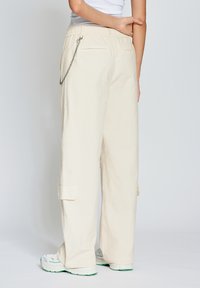 Gang TESSA PARACHUTE - Cargohose - eggshell