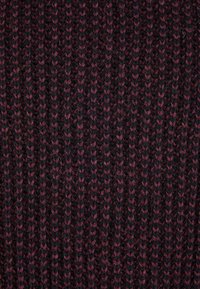 Strickstoff in dunklem Burgunderrot und Schwarz, mit einem vertikalen Rippenmuster, weicher Textur und leichtem Glanz, ideal für Bekleidung oder Accessoires.