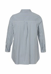 Hellblau gestreiftes Hemd mit einem kragenförmigen Ausschnitt, langen Ärmeln und einem plissierten Rücken. Der Stoff hat eine glatte Textur und zeigt weiße Streifen.
