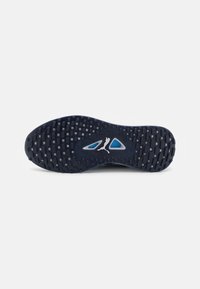 Marine gummisål med struktureret greb, der har blå accenter og et emblem. Overfladen har et mønstret design for bedre traction.