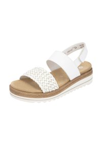 Sandale blanche à bout ouvert avec une bride avant tressée, bride de cheville lisse avec Velcro, semelle coussinée couleur camel et semelle extérieure blanche légèrement surélevée.
