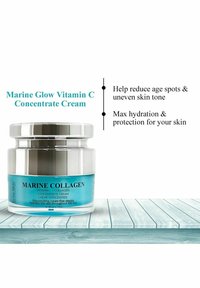 Żelowy krem w przezroczystym szklanym słoiku z białą i srebrną pokrywką. Etykieta zawiera turkusowy tekst z informacjami o produkcie.