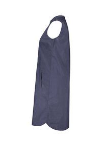 Šaty bez rukávů z tmavě modré látky, s kulatým výstřihem a bočními kapsami; navrženy s zakřiveným lemem pro pohodlný střih.